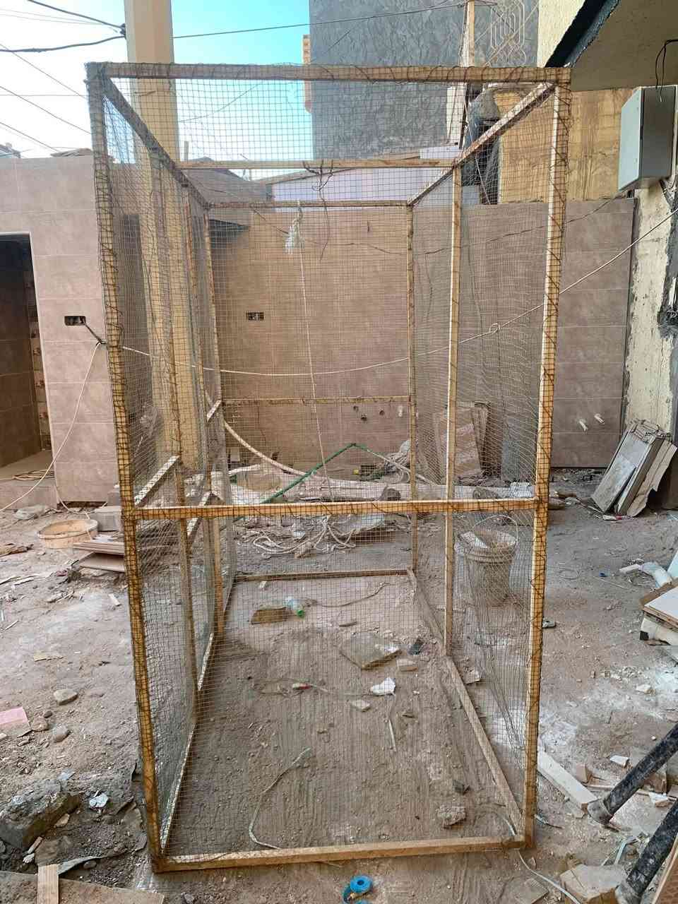 سلام عليكم قفص طول 2م وعرض 105 سعر 70   مكان حله حي العسكري رقم المبايل ***********
