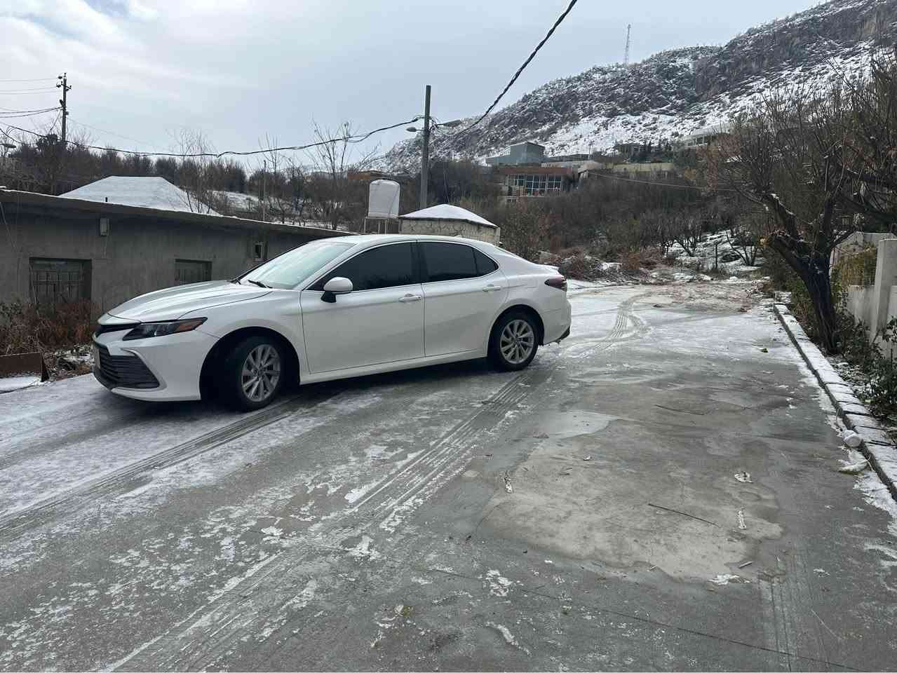 تۆیۆتا کامری سپی ٢٠٢٣ رەنگی سپی دوو پارجە سبوخ پارجەک بیلاد گۆرایە پارجەک سبوغە بۆنیت جاملغ  موسفات ژمارە کاتیە ***********LE محسن بسمە گوشین کارەبای أربيل, العراق

