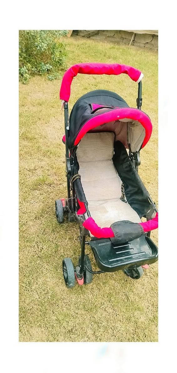 عربة اطفال نضيفة مستخدمه شي قليل السعر ٥٠ وبي مجال استفسار *********** مكاني بغداد
