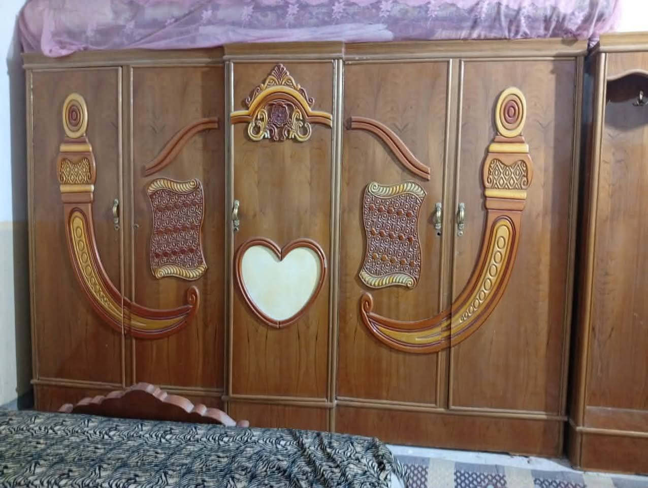 سلام عليكم غرفه كامله سعر مليون وبيها مجال قليل  الغرفه مستعمله نظيفه كلش شغل درجه اولى كلها مكان نجف مشخاب رقم ***********
