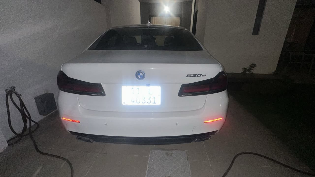 BMW 530e (Plug-in Hybrid) موديل 2023 للبيع
السيارة غنية عن التعريف، قمة بالنظافة، الفخامة، والاقتصادية.
ماشيه 53  ألف ميل فقط.
المواصفات:
 المحرك: هجين (بنزين + كهرباء Plug-in) اقتصادي جداً وقوي بنفس الوقت.
 الداخلية: شاشات ديجيتال كاملة، نظام ماوس ونظام خرائط متطور، كراسي جلد كهرباء مع ذاكرة خزن.
 الأنظمة المساعدة: رادار أمامي وخلفي، حساسات، كاميرا، نظام تحديد مسار، وتنبيه تصادم.
 الإضاءة: لايتات LED ذكية (BMW LED).
 الراحة: فتحة سقف، بصمة تشغيل وأبواب، تبريد مركزي منفصل، تحكم ستيرن كامل.
الضرر 
 الجاملغ: صبغ جاملغ واحد فقط.
 باب السائق: بيه طخة بسيطة وتعدلت (بارد) بدون صبغ.
 باقي السيارة مكفولة من كل نواحي اللغد، الشاصي، والايرباكات  (سليمة 100%).
السعر : 34500$
للتواصل : ‭ ‭+964 783 343 3337‬
مكاني بغداد
