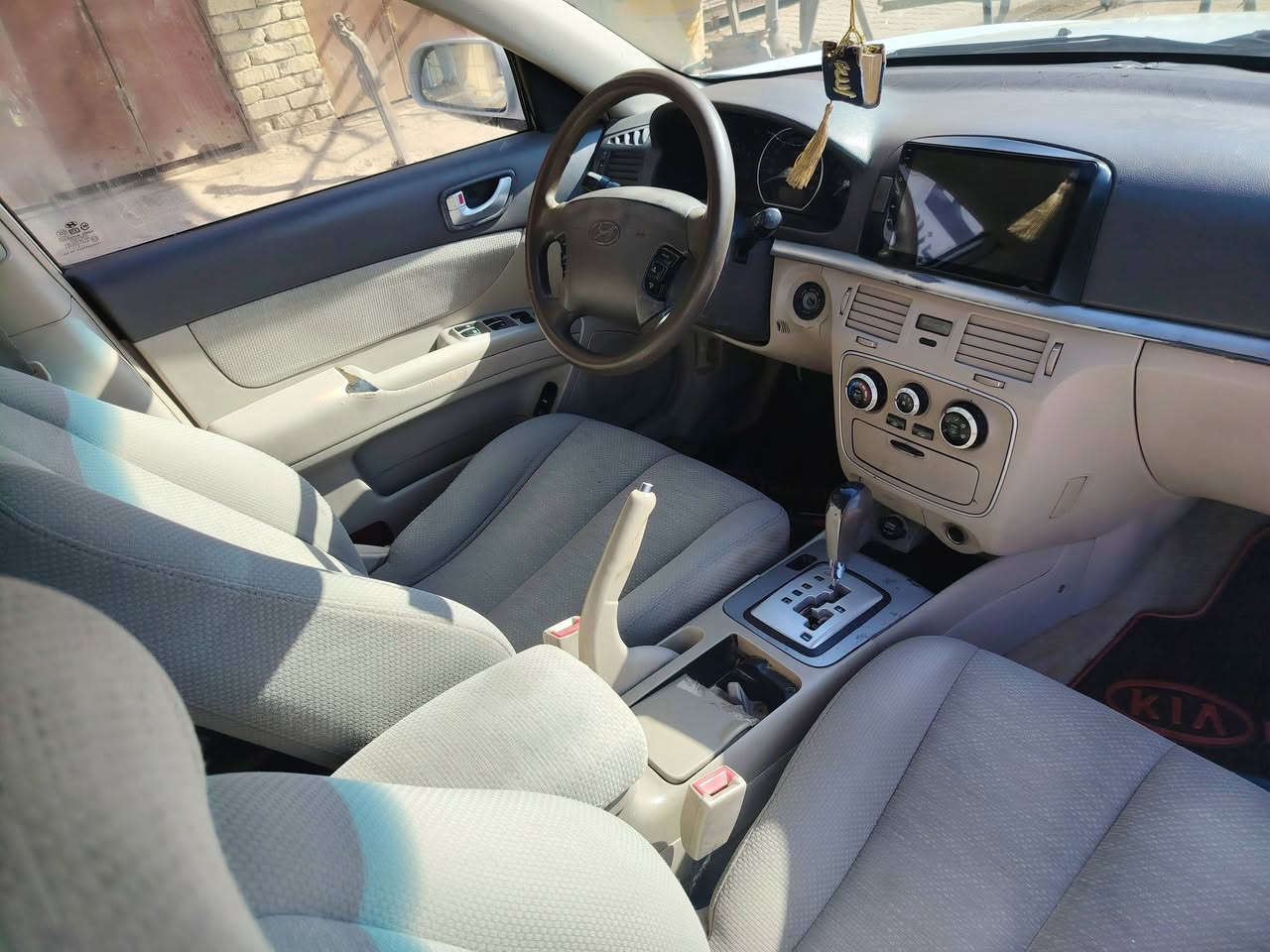 سلام عليكم البيع سوناتا خليجيه موديل 2006 محدثه 2010 سياره جاهزه تخم تاير وحداديه مكينه وكير كله كفاله السياره بيها جاملغ تبديل بدون دواخل وبيها رشات صبغ رقم نجف انكليزي السعر 85 وبيها مجال مكان السياره كوت مركز المدينه اي استفسار تصل على رقم الهاتف ***********
