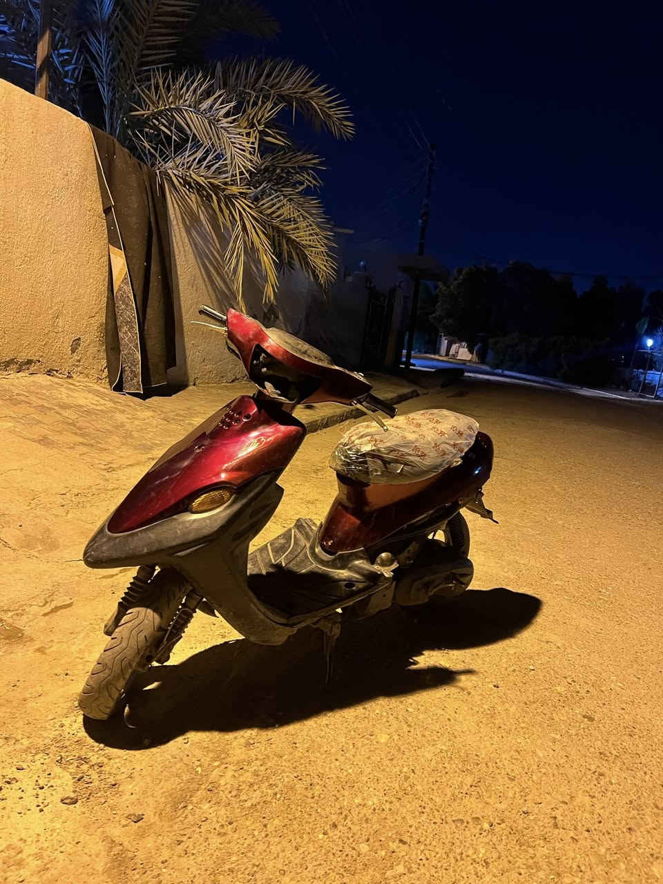 دراجه يوماها تسعه للبيع الدراجه نضيفه ناعمه ما بيها صوت اكسن مفتوحه مره واحد نقصها اجناحات و لايت كهربائيات شغاله سلف وعوزه كتف سعر 200 وبيها مجال المكان حي الشهداء الرقم ***********
