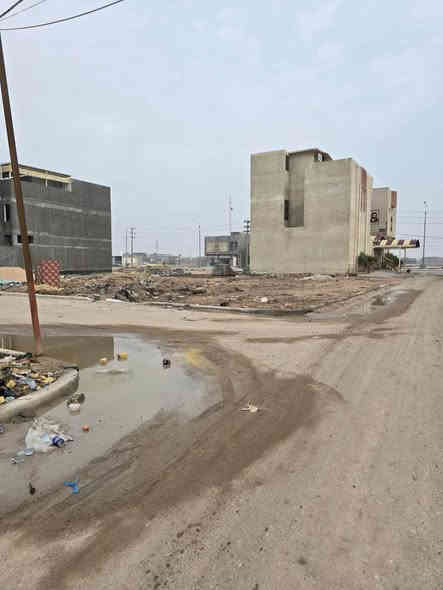 السلام عليكم ورحمة الله وبركاته 
تتوفر 3 قطع طابو ملك صرف عرصه 
العنوان بصره ابي الخصيب شارع المحكمه مقاطعه طلاع الحمزه 
مساحه كل قطعه 250متر عل شارع15متر قريب جداً لسايدين 
المحكمه سعر كل قطعه 115 مليون وقابل للتفاوض للاستفسار *********** البصرة
