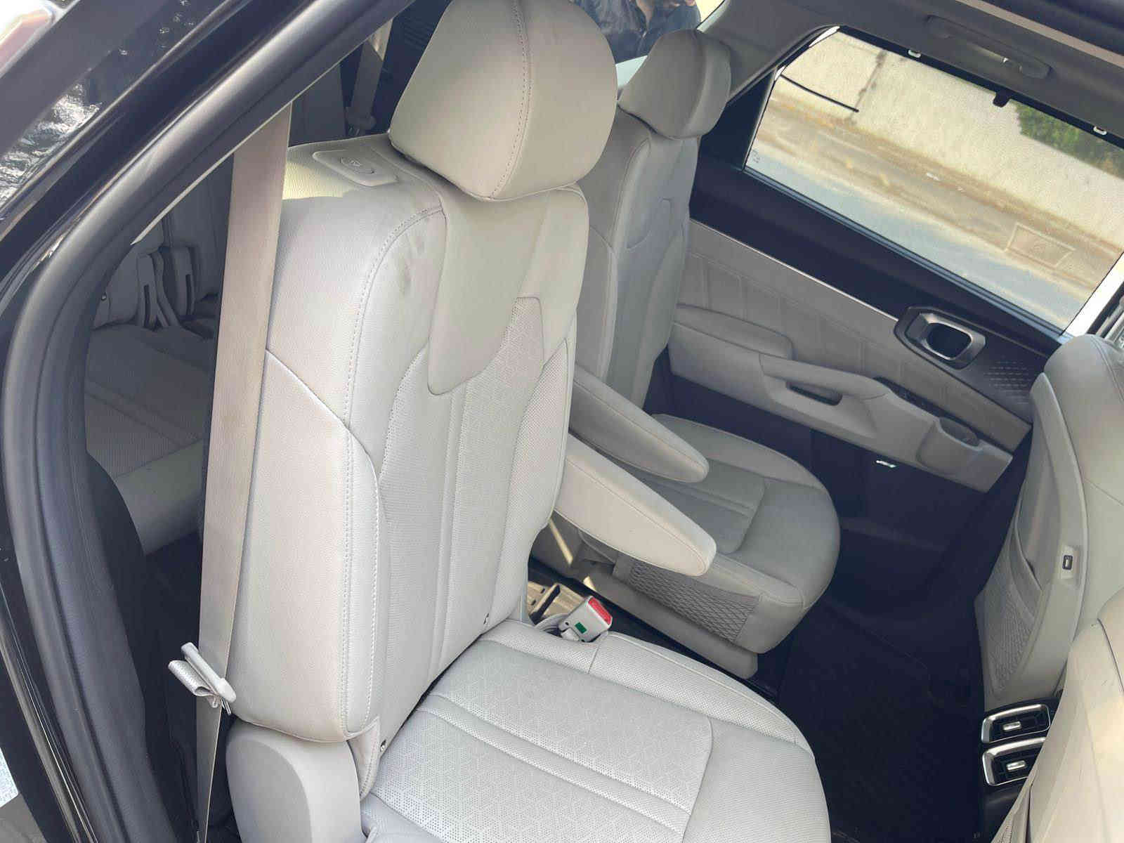 للبيع سورينتو موديل 2024 هايبرد اعلى فئة (بلك ان ) SX pristage, اعلى فئة بالسورينتو ، هاي الفئه تعتبر سيارتين بسيارة وحده، سيارة كهربائية + سيارة بنزين / هايبرد، بمحركهه الطبيعي واللي هو 4 سلندر،
السياره بالاضافه إلى الطريقه التقليديه واللي هيه الشحن من المحرك، تجي شحن خارجي تكدر تشحنهه بالبيت تمشيك مايقارب 50 - 70 كيلو متر،

= مواصفات السياره ،

= بانوراما
= دفع رباعي
= ٤ وضعيات قيادة   
= حجم المحرك 1600 تيربو. زائدا قوة المحركات = الكهربائيه يعطي قوة أكثر من 261 حصان. 
= كير موس 
= بصمة                          
= تشغيل عن بعد
= هاند بريك بصمه 
= فتح الصندوق كهرباء ذكي عند الاقتراب  
= ‏AIRBAG عدد 10                          
= لايت عدسات زنون  + LED
= كشافات زينون                                      
= بك لايت LED
=مقود جلد + تدفئة 
= شفتات ستيرن .                      
= عدد المقاعد 7 رئاسي 
= مقاعد امامية كهرباء 
= مقاعد اماميه خلفيه تدفئة
= الكراسي جلد بلادي لون ابيض                                                                  
= حساسات امامية 
= حساسات خلفية 
= تبريد لمس 
= شاحن موبايل وايرلس                          
=اشاير بالمري والمري قابلة للطي. 
= رقم السياره / بغداد مشروع وطني. 

= حادث السياره ،
تعديل جاملغ يسار بارد وجزء بسيط صبغ من بنيد . واللي يحب صور الحادث والتصليح بالمنشور. متواجد وتس اب وتدلل 
سعر .270$
.
مكان السيارة بغداد / اليرموك 
رقم صاحب سيارة ،
*********** بغداد
