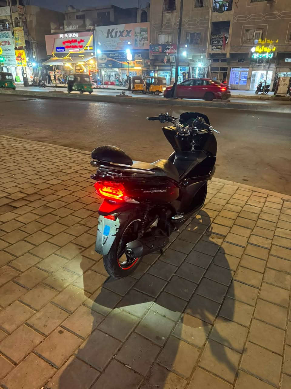 السلام عليكم لبيع Pcx جيل الثاني حجم مكينه 150cc  درجه مكفوله مكينه وكهربائيات وكفر اصلي  فقط بيهه ملاحضيات بسيطه بل كفر وباقي مكفوله عامه شلعه ومعدل يشك تبليط السعر 12ونص وبيهه مجال  المكان بغداد مدينة الصدر  رقمي ***********
