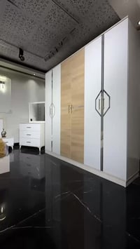 ٥ قطع • ميز تواليت ضخم • سرير بلوك