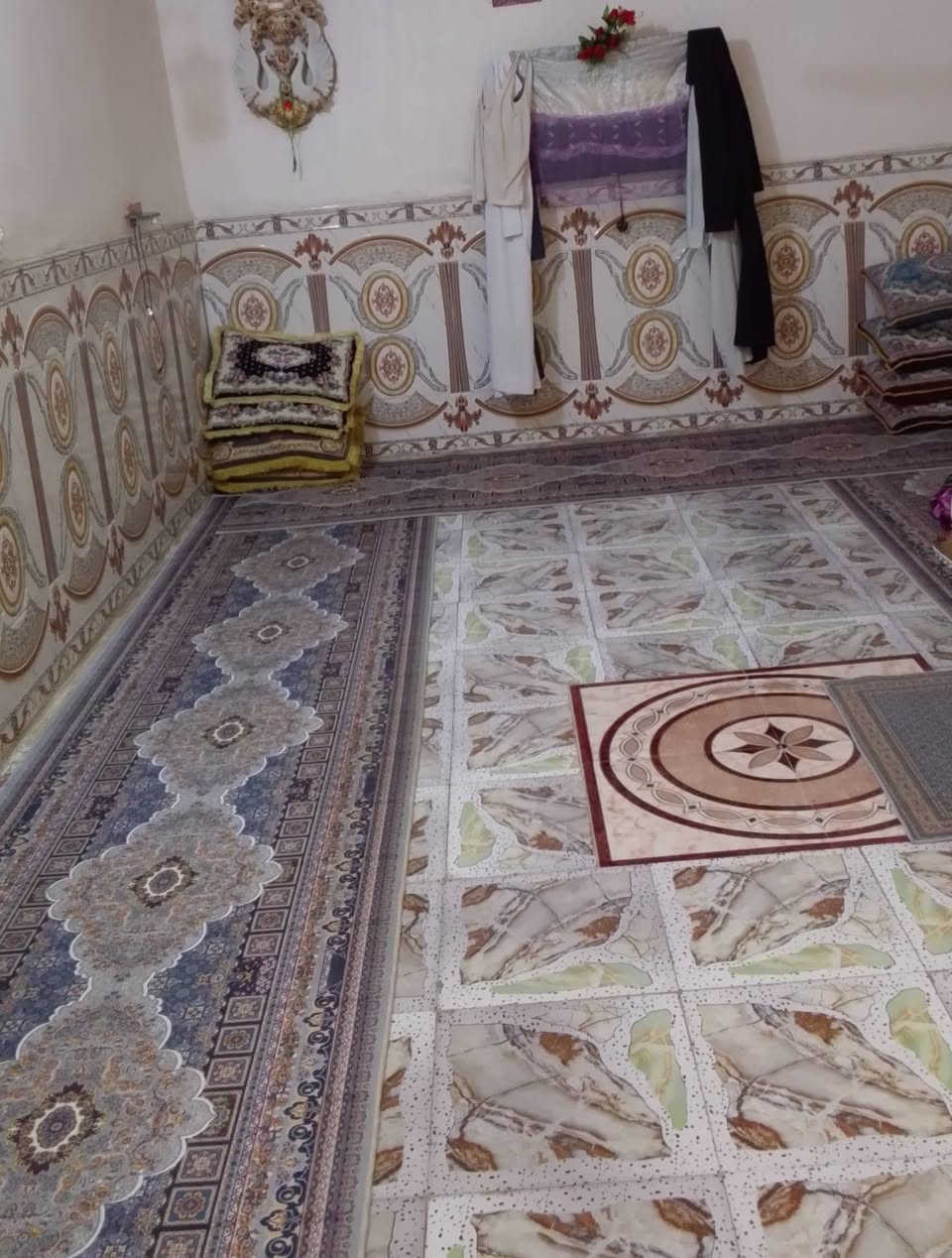 بيت البيع في منطقة ال7000قرب مدرسة البرده البيت ستقبال+صاله +مطبخ +3غرف سطح صب مسلح ومطبك شتايكر  الارضيه سيراميك عله طول البيت(اذا اكو بيت مراوس في الدوائنم راوس ) ***********
