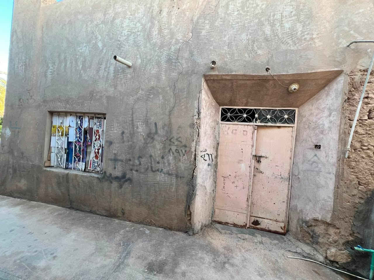 مساحه ٩٧ متر ورث مكفول طابو
الموقع بروانه بالقرب من مدرسة المأمونيه 
للطلب واستفسار واتساب  ***********

