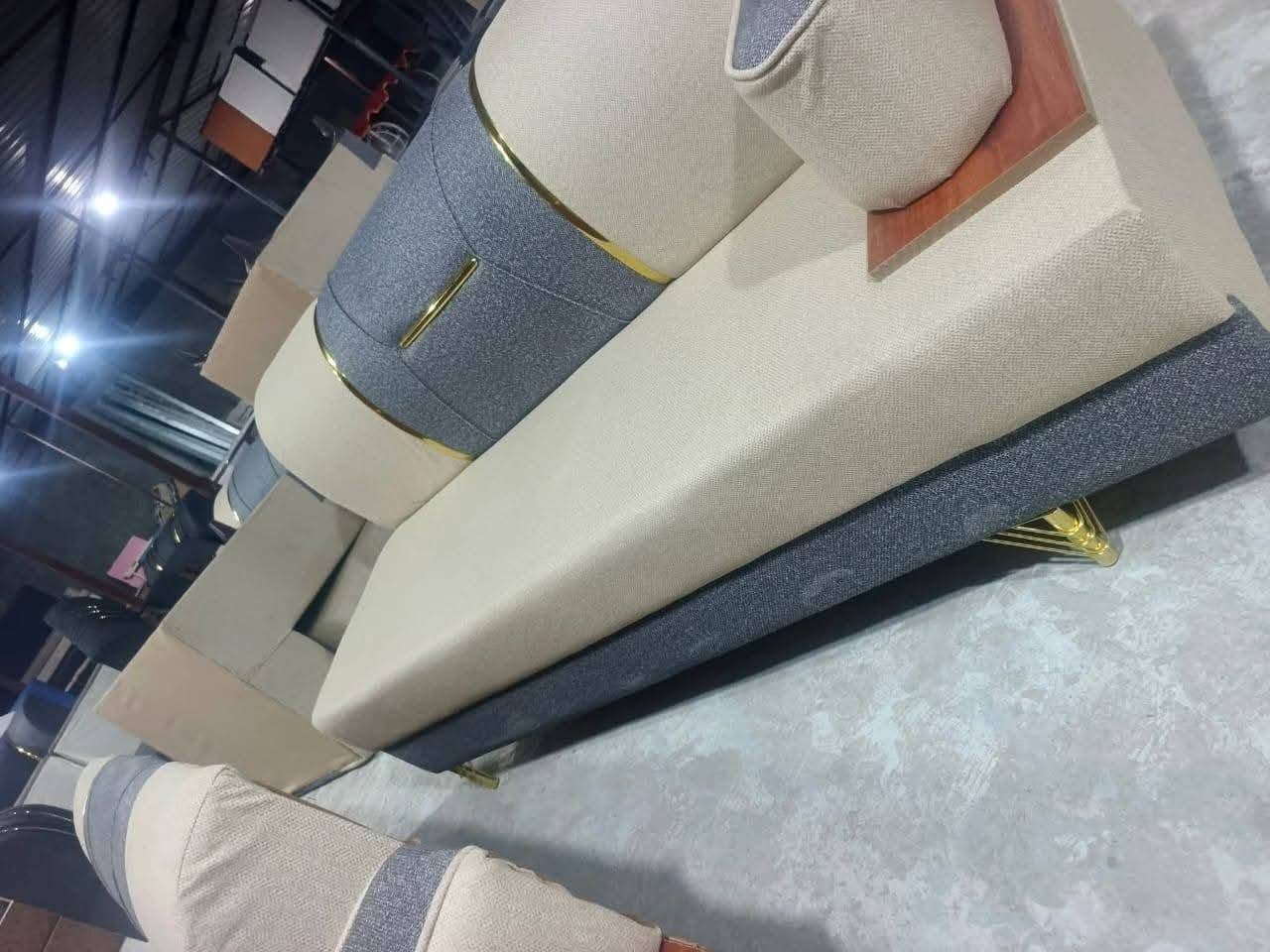 عرض الشتاء القماش الخاولي التركي لاصلي ✅
ويا معمل ومعرض سنتر بغداد  لأسعار غير وشرط الضمان سنتين نفس صوره مع جوده ✅في حال مخالف للصوره يرجع ❎ ومن شرط المعمل يصورلك ديوان من داخل المعمل قبل لايطلعلك الطلب 🙂‍↔️😌
ديوان 10مقعد سعره (300)الف 
ويوجد تفصال المتر 55الف 
معه هديه 6كوشات وطبله 40*40
فرق رجل الحديد 25الف 
يوجد توصيل المحافظات بسعر مناسب جداً جداً جداً 

مواصفات//مقعد بلوك اسود بلاويد والباقي كله جام روسي سفنج مميز قماش تركي مبطن موجوده عدت نوعيات اقمشه 
موقع//بغداد الكاظمية الكريعات 📍
الحجز// ***********
