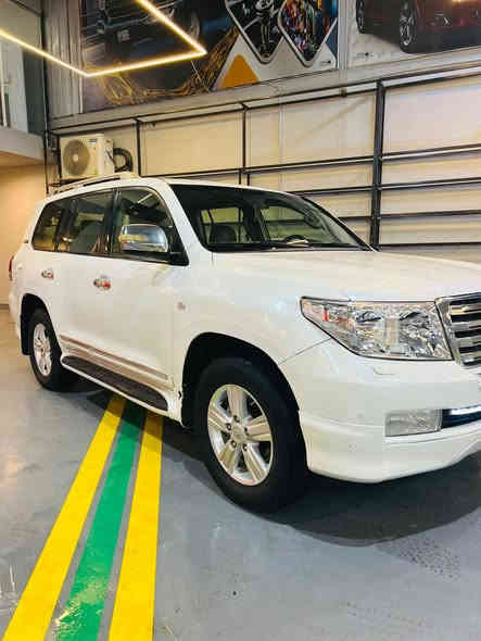 السلام عليكم 
لاندكروزر 2011 /5/7 VXR  ماشيه 145 مكان السياره ميسان العماره بيه جاملغ اليمنه صبغ مع باب الصدر صبغ فقط ولباقي كفاله كير مكينه السياره ع وضع الشركه السعر 350$ للاستفسار ع الرقم ***********
