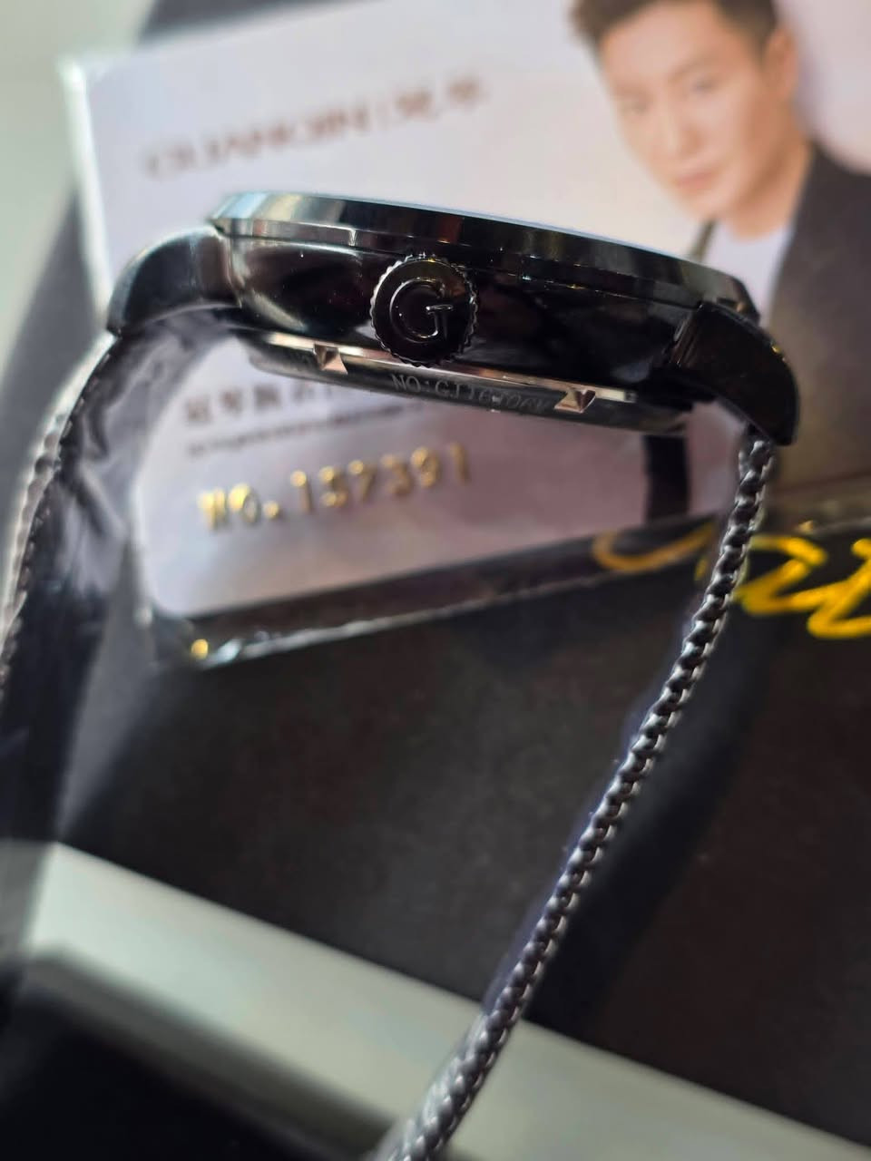 ساعة ميكانيكية أوتوماتيكية تتميز بتصميم كلاسيكي مستوحى من طراز "باوهاوس" (Bauhaus)..
Mercado Libre
Mercado Libre
المواصفات الرئيسية للساعة:
نظام الحركة: حركة ميكانيكية أوتوماتيكية تعمل بحركة معصم اليد، وتدعم أيضاً التعبئة اليدوية.
احتياطي الطاقة: تتميز بمؤشر لاحتياطي الطاقة يصل إلى 35 ساعة (Energyreserve 35 Stunden).
الميناء: ميناء أبيض بسيط يحتوي على نافذة لعرض التاريخ عند موضع الساعة 6 وميناء فرعي للثواني.
المواد: تأتي بهيكل من الفولاذ المقاوم للصدأ (Stainless Steel) مع زجاج من الياقوت الاصطناعي المقاوم للخدش.
التصميم: تُعرف هذه الساعة بكونها "تحية" (Homage) لساعة Nomos Lambda الفاخرة، حيث تقدم تصميماً مشابهاً


**إذا كنت صاحب هذا الإعلان وتريد حذفه لأي سبب، رجاءا أرسل رسالة إلى الدعم الفني**