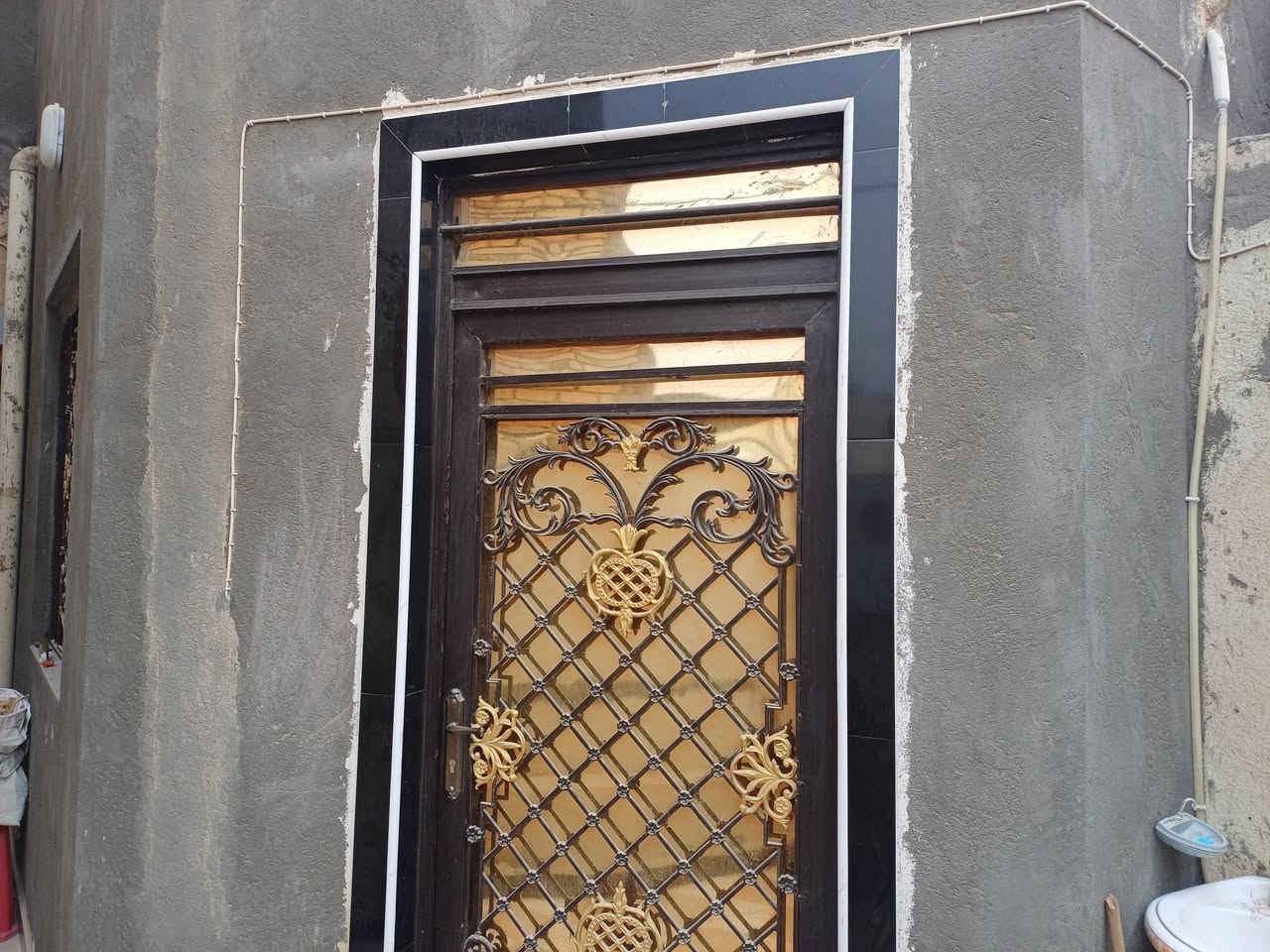 بيت للبيع زراعي في حي الامير مساحته 100 متر العرض 5 والنزال 20 متكون من استقبال وصاله وغرفه ومطبخ وحمامات داخليه وخارجيه السعر 85 للتواصل على الرقم ***********
