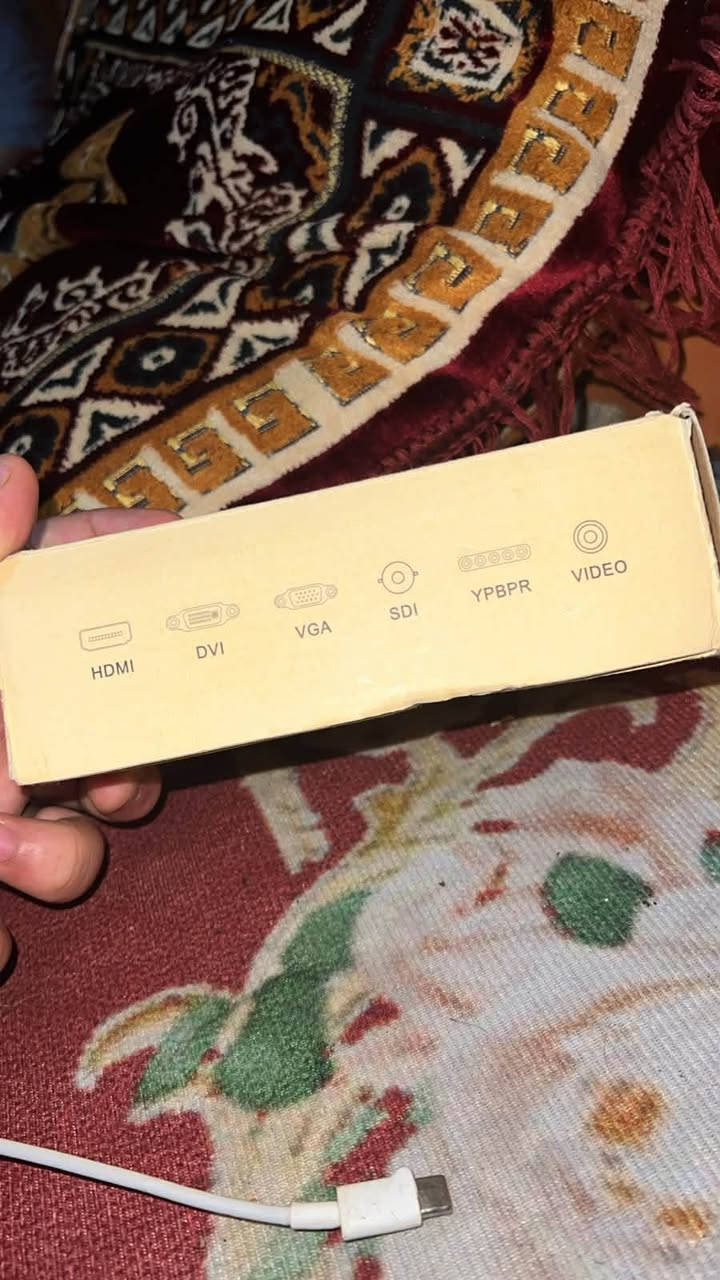 1. منافذ الفيديو (image_2.png):
 HDMI: المنفذ الأساسي لنقل الفيديو والصوت الرقمي عالي الدقة.
 DVI / VGA: لربط شاشات الكمبيوتر القديمة أو الكارتات التي لا تحتوي على HDMI.
 SDI: منفذ احترافي يُستخدم عادةً في كاميرات البث التلفزيوني والفيديو الاحترافي.
 YPbPr (Component): منافذ الفيديو التناظرية الملونة (الأحمر والأخضر والأزرق) القديمة.
 Video (Composite): منفذ الفيديو العادي القديم (الكيبل الأصفر).
2. منافذ الصوت والشبكة (image_3.png):
 Toslink: منفذ الصوت البصري الرقمي (Optical) لنقل صوت نقي جداً للمسارح المنزلية أو السبيكرات.
 Coaxial: منفذ صوت رقمي كوكسيال.
 Audio: منفذ الصوت التناظري العادي (Aux).
 UTP: منفذ شبكة (ايثرنت) لنقل الإشارة لمسافات طويلة عبر كابلات الشبكة (نظام Extender).
 USB: لتحديث النظام (Firmware) أو الطاقة.
في ماذا يُستخدم؟
 المراقبة: لعرض 4 كاميرات مراقبة معاً على شاشة واحدة ومتابعتها بدقة عالية.
 الألعاب والبث المباشر (Gaming & Streaming): إذا كنت تريد اللعب ومتابعة بث مباشر أو جهاز كمبيوتر آخر على نفس الشاشة.
 صُنّاع المحتوى والمونتاج: لمتابعة مصادر فيديو متعددة أثناء تسجيل الفيديو أو الهندسة الصوتية.


**إذا كنت صاحب هذا الإعلان وتريد حذفه لأي سبب، رجاءا أرسل رسالة إلى الدعم الفني**