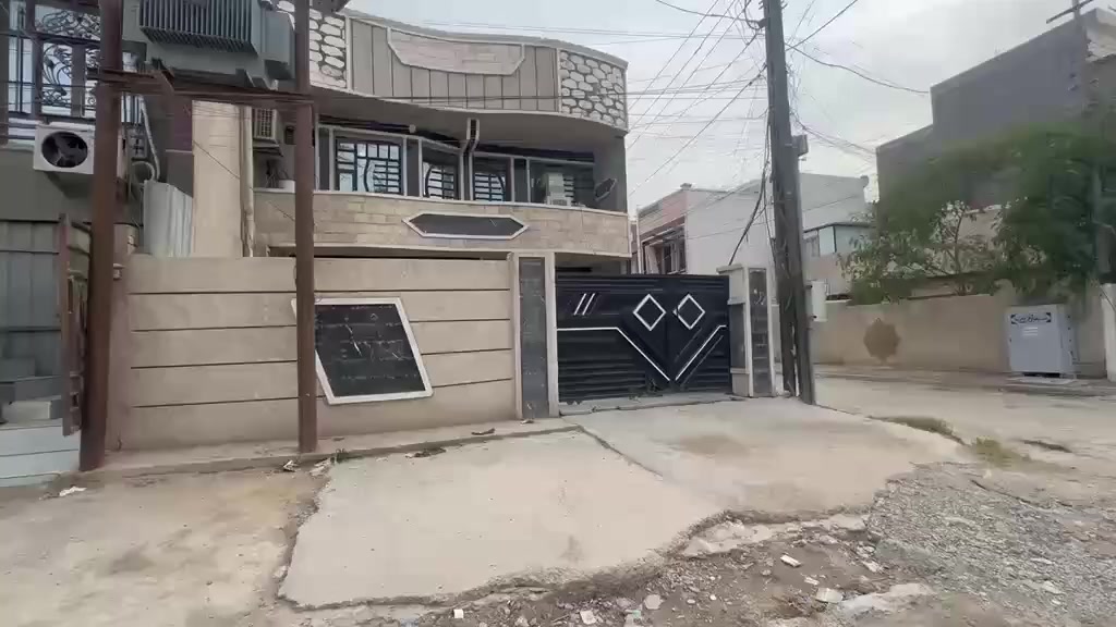 🏠 بيت للبيع – بغداد / حي الجهاد (ضباط الملحانية)
📍 على الشارع العريض – موقع مميز جداً

▪️ المساحة: 152 م²

▪️ الواجهة: 7.5 م

▪️ النزال: 20 م

🔹 تفاصيل البناء:

🔸 الطابق الأرضي:

كراج سيارة

مساحة فارغة

مدخلين للبيت:

مدخل مباشر للمطبخ

مدخل للاستقبال

استقبال كبير

مطبخ

حمام غربي + حمام شرقي

غرفة نوم

عدد (2) منور

🔸 الطابق الأول:

النصف الأول:

غرفة نوم في آخر البيت

غرفة سويت كبيرة في بداية البيت

النصف الثاني (شقة داخلية مستقلة):

استقبال

مطبخ

صحيات

🔸 الطابق الثالث:

غرفة نوم تابعة للشقة

سطح خارجي واسع

✅ البيت مناسب للسكن العائلي أو الاستثمار

✅ تقسيم ذكي + استقلالية الشقة

✅ موقع مرغوب وقريب من الخدمات

📞 للاستفسار والمعاينة يرجى الاتصال على الخاص
***********
