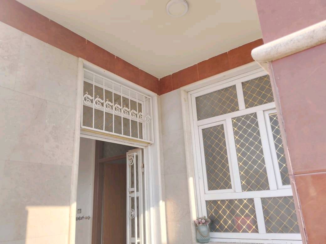 للبيع 
من يرغب باالشراء الاتصال *********** / ***********  معروض بيت مساحة ٣٠٠ متر تقريبا يحتوي على غرفتين نوم كبيرة واستقبال وصالة كبيرة ومطبخ وصحيات عدد ثلاثة وكراج سيارة وحديقة ذات مساحة كبيرة ومناور داير البيت واجهة البيت مرمر درجة اولى وحجر والارضية بورسلين درجة اولى الطارمة سيراميك نوعية جيدة الشبابيك ppc والابواب خشب نوعية جيدة توجد غرفة في الطابق الثاني غير مسقوفة وغير مكتملة اما السطح اشتايكر البيت جديد يقع في الحلة ابي غرق حي الحسين مجمع ارض بابل المجمع يتمتع بكافة الخدمات ومحاط بسور وفيه عمال نظافة خاصة باالمجمع وكذلك حراس يعملون باالمناوبة ومولدة خاصة والمجمع نظيف جدا وامين البيت مطلوب للمصرف العقاري ٩٥ تقريبا الدفع كل شهر  ٥٠٠ الف وانا اريد مقدمة ٩٩ وبيها مجال ومن الله التوفيق 
ابراهيم راضي فجري