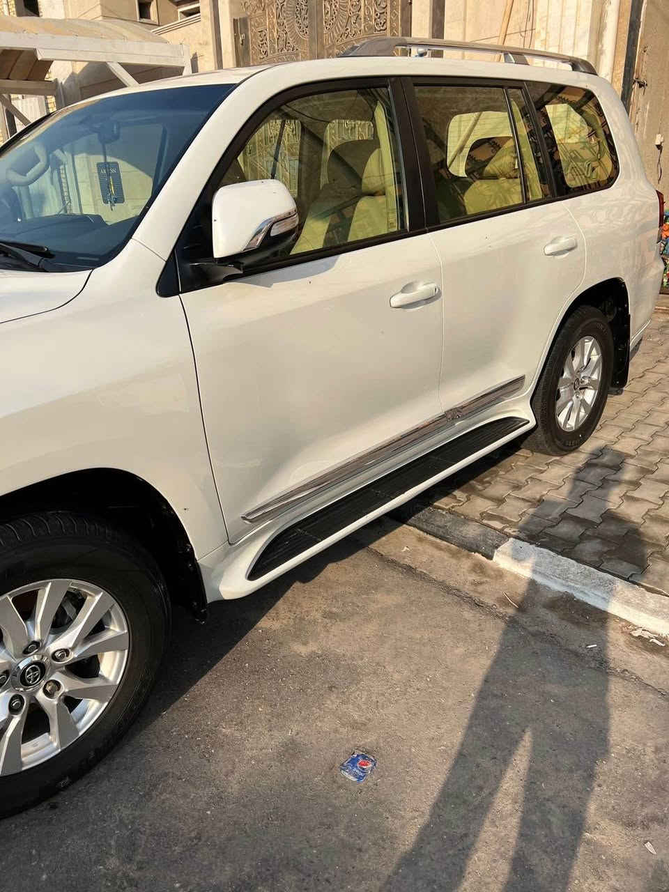 السلام عليكم 
لاندكروز موديل 2017 GXR V6
رقم بغداد مشروع وطني وباسمي
السياره2017 بريم اصل وهي اعلى فئه
مكفولة من الضربة والصبغ 
صيانة عامه من الدعامية للدعامية في شركة ساز الوكيل المعتمد لسيارات تويوتا

🔸🔶🔸🔶🔸🔶🔸🔶🔸🔶🔸🔶🔸
المواصفات :
بصمة بيبان والصندوق 
تشغيل عن بعد بلادي
فتحة (سلايت)
دبل ماوس ( نظام زحف ذاتي )
طفاية حريق بالدوسه
كشنين كهرباء 
كشن السايق 3دكم 
داخل بيجي جلد
شاشة كبيره 
4 كاميرات 
شاشة بالسقف DVD
سماعات اصلية بلوتوث عدد 2
ريموت عدد 2 للشاشة والكامرات
8ايرباك اصلي 
فور ويل
تبريد مركزي
3قطع تبريد
شاحن لاسلكي
كزوز عريض
نيكلات بلاد
حامل اكواب بالتكيه الخلفيه
دخول ذكي
اناره ترحيب عند الاقتراب
كتابة LAND CRUISER ليزرية بالدوسات
ثلاجه
نظام ايكو تقليل الصرفية
تخم تاير دنلوب ياباني اصلي

وبقية المواصفات المعروفه

السعر 480 ورقه وبيها مجال

***********
وسام الشمري البصرة, العراق
