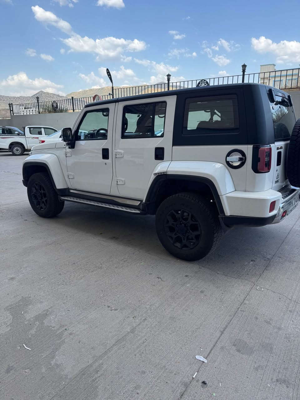 BAIC BJ40L 2022
23 turbo 
گێرو و مەکينە بە شەرت بێ سوبخ هيچی نيە کاميرە و حساس و رادار دەبلی گران و سوک هەموو مودەکانی ئوف روود سەقفی لێدەکريتەوە ژمارەی دهوکە
*********** دهوك, العراق
