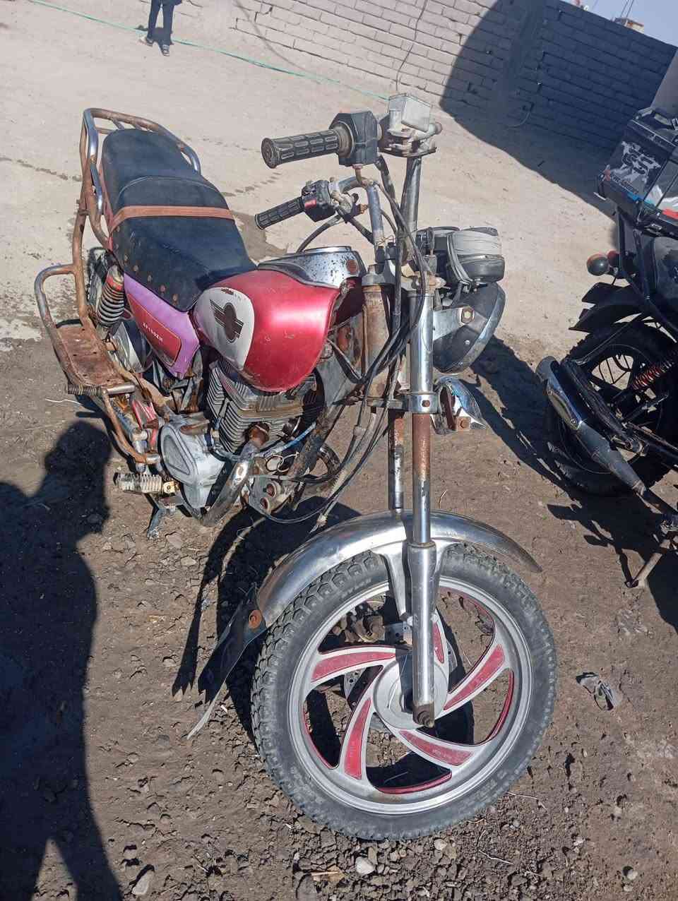 السلام عليكم ورحمة الله وبركاتة
دراجه للبيع دايوان 5كير محرك ماينقص خير من الله 
أدوات متكفل عشائر فقط 
السعر175 
رقم الهاتف /***********
