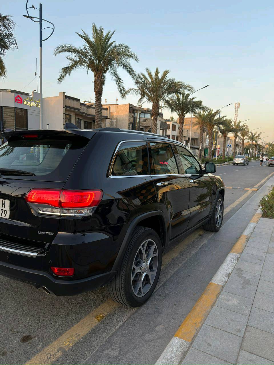 جيب غراند شيروكي لمتد بلس 2019 خليجي

لون: اسود بيتنجاني
محرك: v6 3600cc
عداد مسافة: 72 الف كم قابل للزياده

مواصفات فول لمتد بلس
- دخول ذكي 
- ثلاث شاشات
- بانوراما 
- حساسات امامي خلفي
- توقف تلقائي خلفي
- اوتو ستوب
- مري شفط
- هيتر مرايه
- رادار جانبي
- تعتيم تلقائي للمري كافة 
- كراسي كهرباء امامي 
- تدفئة و تبريد مقاعد اماميه و تدفئة خلفيه 
-تدفئه ستيرن
- صندوق كهرباء
- شفتات كير بالستيرن
- فور ويل


ملاحظات:
- جاملغ سايق معدل بارد و مصبوغ
- بنيد بارد بسيط جدا
- هلال تاير خلفي عكس السايق بارد بسيط

>>شرط البيع فحص سونار 

السعر 26 الف دولار وبي مجال
مكان السياره منصور داوودي متواجد من 11 صبح الى 7 مساءا
***********
عمر