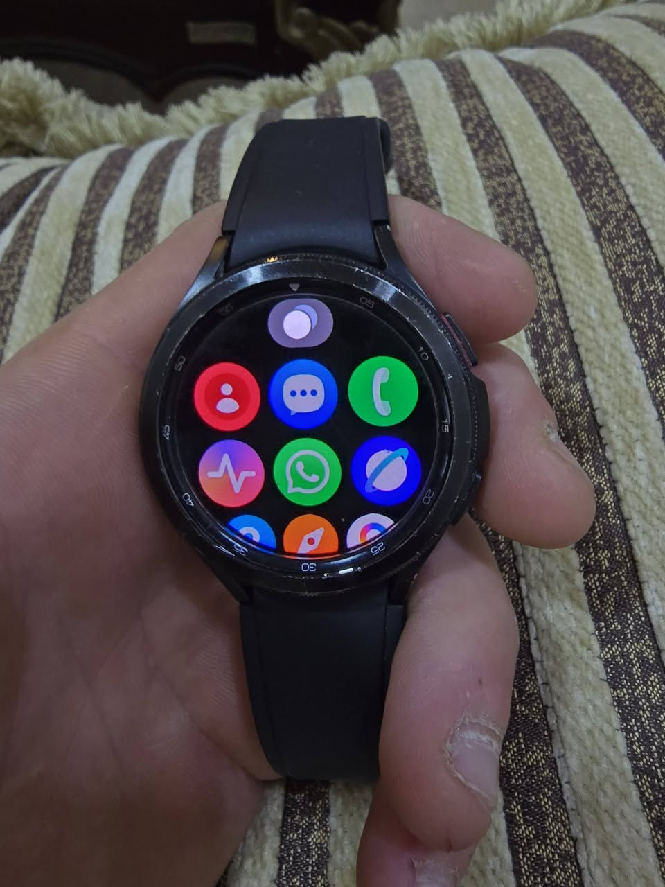 ساعة جالكسي واتش 4 كلاسيك (Galaxy Watch 4 Classic) للبيع 
المواصفات: جالكسي واتش 4 كلاسيك، فول نظافة.
​مقاومة الماء: مقاومة للماء لغاية عمق 50 متر (ما بيهمك المي أبداً).
​التطبيقات: الساعة ذكية وبيدعم تنزيل واتساب، يوتيوب، فيسبوك، وجميع تطبيقات التواصل الاجتماعي.
​الاتصال: تدعم الواي فاي (Wi-Fi) والإنترنت بشكل كامل.
​الذكاء الاصطناعي: بتدعم ميزة الذكاء الاصطناعي "جيمينال" (Gemini).
​السعر: 50,000 دينار عراقي.
​العنوان: أربيل.
​الساعة بتجنن ومحفوظة بعناية، اللي حابب يقتنيها يتواصل معي عالخاص أو على رقم الواتساب: ***********9.
