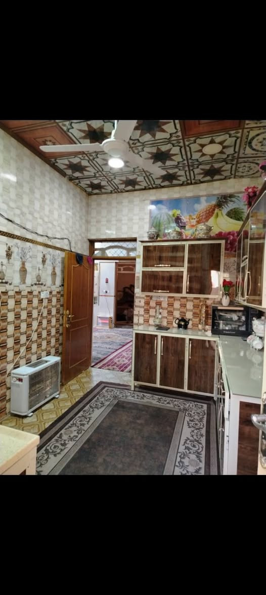 سلام عليكم
بيت للبيع 🛑🛑
طابقيين المساحه حه ١٣٨ ونص 
الطابق الأول استقبال غرفه وحمام ومنور ومطبخ بارد وحار
الطابق الثاني غرفتين وغرفه  وصحيات كامله ومنور
الموقع الماجديه شارع الملعب
للاستفسار
شارع 20
***********
