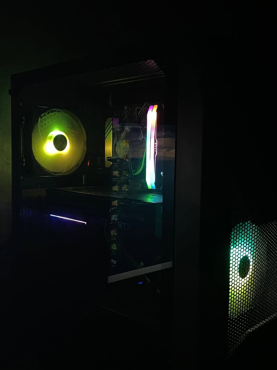 Gpu:  geforce RTX 3060 TI 8 giga vram . Cpu: Intel i5 10400F . Ram: 16 giga ddr4 3600 Lexar motherboard : Asus H510-A . Storage:Hdd 1tb .Ssd 128GB . Power supply : Thermaltake litepower 650W . Case Gamedias 2 Rgb fans.cooler: Air cooler
كرتون كرت شاشة والرامات موجودة 
كرت شاشة ما مفتوح وحرارته 77 وعندي فيديو 
السعر:- 950 الف 
توصيل متوفر


**إذا كنت صاحب هذا الإعلان وتريد حذفه لأي سبب، رجاءا أرسل رسالة إلى الدعم الفني**