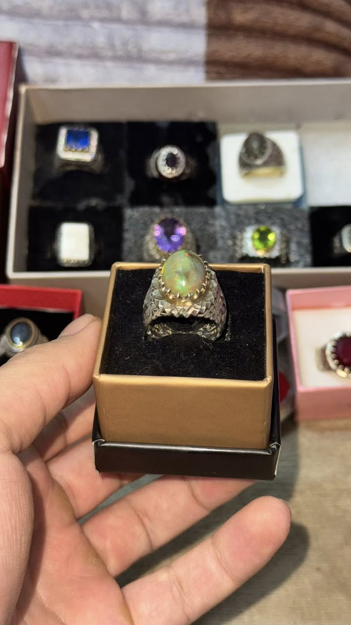 حجر الاوبال فول فاير
صياغة مهدي رحماني صياغه يدويه وثقيله الي يحبون القطع نادره والمميزه 
عنواني البصره 
***********
