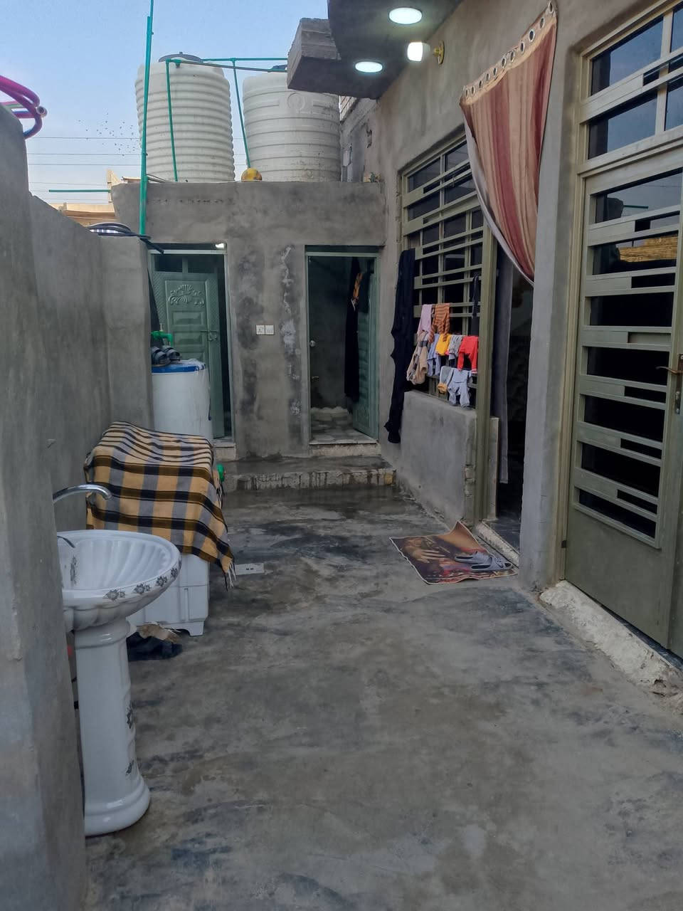 السلام عليكم دار 100متر طابو صرف  مربع  قاط ونص كامل بناء حديث يتكون قرفتين 4/4 ستقبال ٨/٤ صاله 6/5 مطبخ ٣/٤ صحيات كامله العنوان شارع المستشفى الستالاف قرب محطه الكهرباء الاستفسار *********** خاص مفتوح السعر 48 تحويل مباشر
