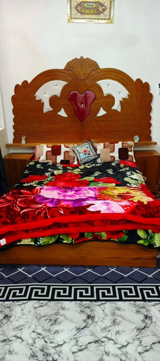 غرفة نوم عراقية للبيع في النجف الأشرف (حي ميسان)، بحالة ممتازة جداً ("جديدة كلش") واستعمال خفيف لمدة 5 أشهر فقط.
تتكون الغرفة من 3 قطع أساسية: كنتور 5 أبواب بتصميم داخلي مرتب (رفوف وتعاليق ومراية)، بالإضافة إلى جرباية مريحة وكومديات عدد 2.
النجارة عراقية أصلية ومتينة، والغرفة نظيفة جداً وخالية من أي عيوب وكأنها غير مستخدمة.
السعر المطلوب 500 ألف دينار عراقي مع إمكانية التفاوض البسيط (بيها مجال) للشاري الصامل.
للتواصل والاستفسار، يرجى الاتصال على الرقم: ***********.
