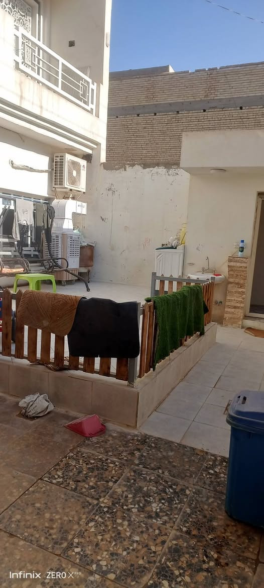 سلام عليكم عندي بيت 200متر طابو صرف للبيع كربلاء حي الاطارات رابع بيت عن الشارع خط الكيات مدارس تبعد 150متر تقريبا سوك قريب كلش .....طابقين الاول كراج  جبير وستقبال مطبخ صاله  غرفتين منور صحيات 2 والطابق الثاني غرفتين صحيات 2 صاله ومطبخ للاستفسار اكثر ***********  ***********ضياء
