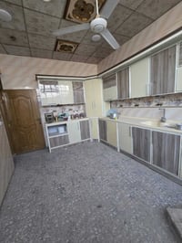 بيت لبيع بشارع المطار الجديد المساحه ٢٠٠متر يحتوي على غرف ٢ وصاله ومطب...
