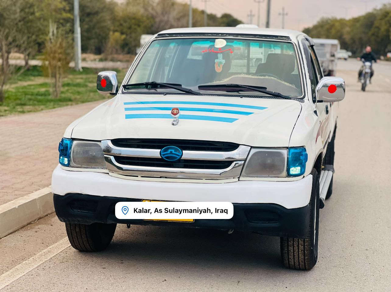 سه‌ره‌تا به‌ناوی خودا
پیكاب دێر مۆدێل ٢٠٠٧ 
مه‌نه‌فێست ێه‌سلی
مه‌كینه‌ و گێر و ئه‌كسل  به‌شه‌رت 
چوار تایه‌یی تازه‌ی له‌ ژێره‌ 
بێ زه‌ربه‌یه  و بێ خیاسه‌ 
مالی فه‌قیره‌ 

***********

نرخ  (33)
