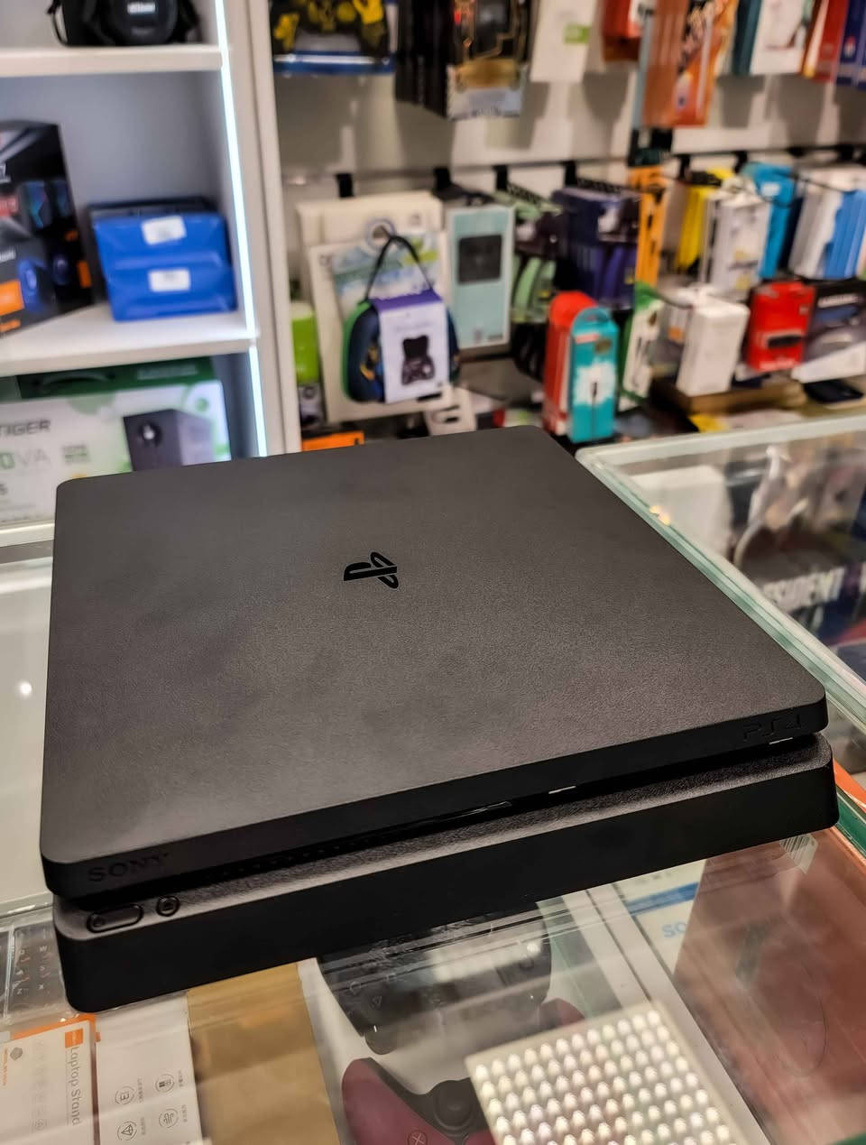 بليستيشن 4 سلم مهكر مع 17 لعبة:

- جهاز نضيف جدا شبه جديد (مو بالة).

- مع يد تحكم (جوستك) عدد 2.

- مع لحقات كاملة مثل الصورة.

- مع 17 لعبة تشمل بيس 21 و gta V.

- متوفر توصيل كافة محافظات العراق.

- 285 الف مع التوصيل.

الالعاب تشمل :
بيس 21
بيس 25
فيفا
جي تي اي 5
اوي اوت
ات تايكس تو
كول اوف ديوتي
باتلفيلد
اله الحرب
رزنت ايفل
و العاب كثيرة اخرى...

التواصل خاص بغداد, العراق


**إذا كنت صاحب هذا الإعلان وتريد حذفه لأي سبب، رجاءا أرسل رسالة إلى الدعم الفني**