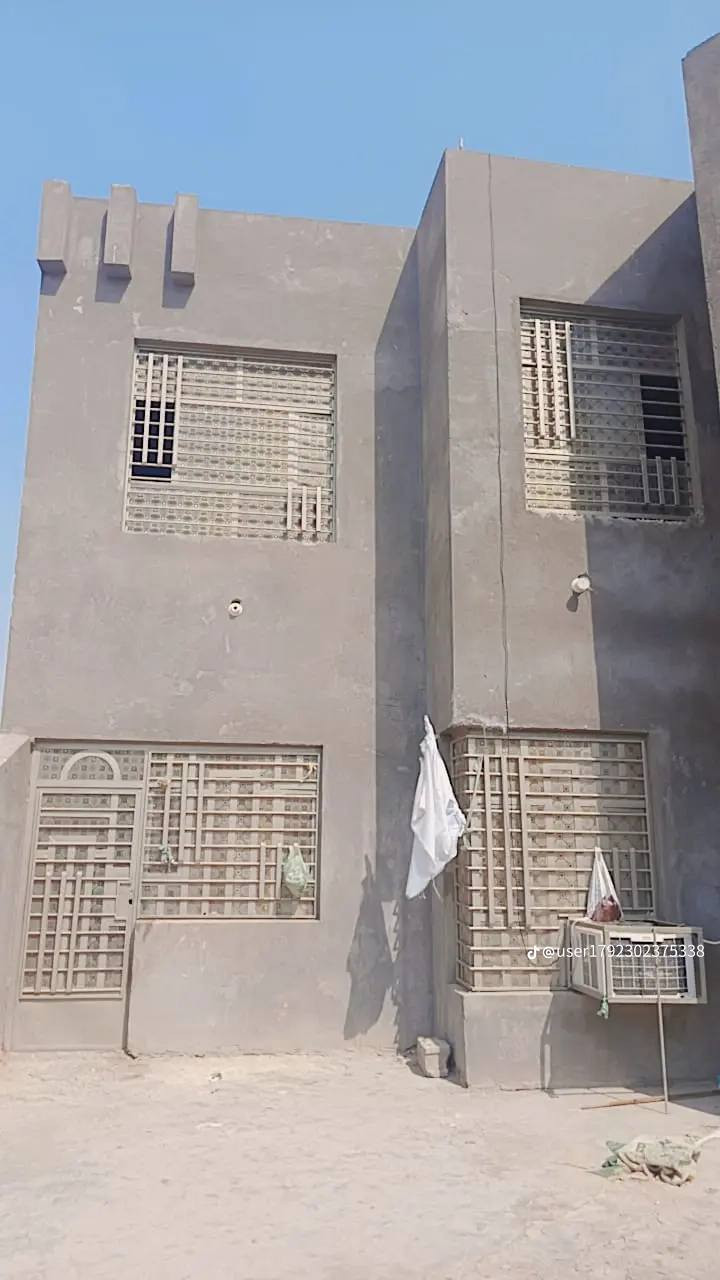 السلام وعليكم*********** بيت لبيع مساحته 300حي الكرار الزبيديه يبعد عن شارع 30 / 45 متر طابقين طابق الول يحتوي عله 3 غرف نوم وستقبال ومطبخ وصالتين وحمامات وطابق 2 يحتوي عله غرفتين نوم ومطبخ وحمامات

