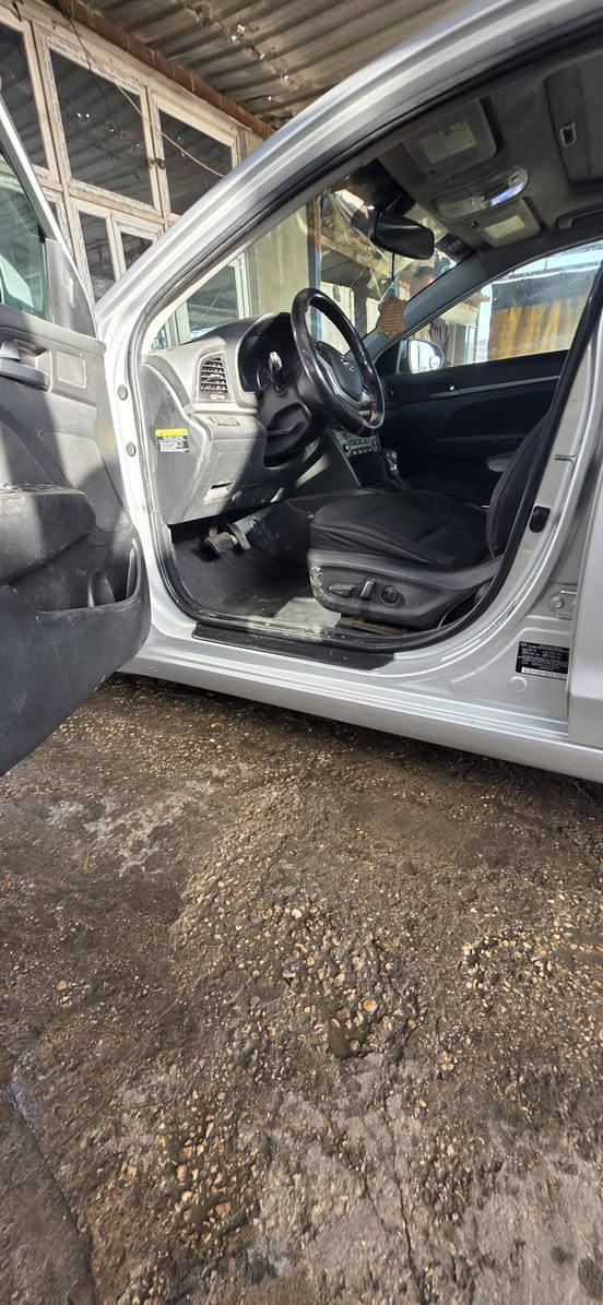 سلام عليكم 
النترا ١٧ فول موصافت
 امريكي بيهة ٣ قطع 
رقم دهوك تريد وكاله تريد تحويل
سعر ١١٠ مع مجال 
المكان كربلاء قرب صيطرة البراهمية 
***********
