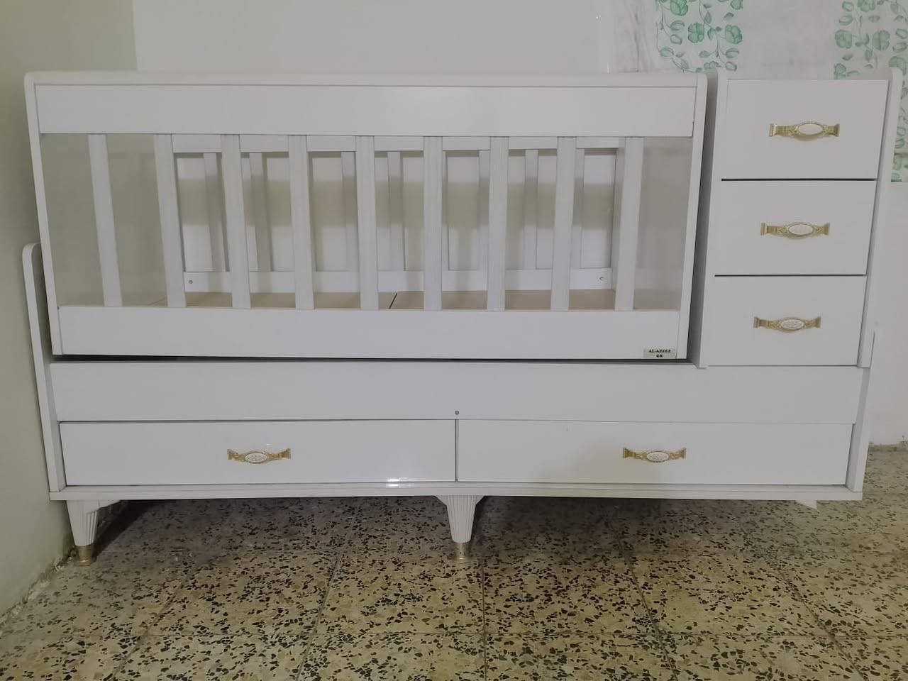 سرير طفل للبيع مستعمل قليل فقط رجل واحده مكسوره وتصلح شغله بسيطه عنواني بغداد جميله السعر 100 الف قفل 
***********
