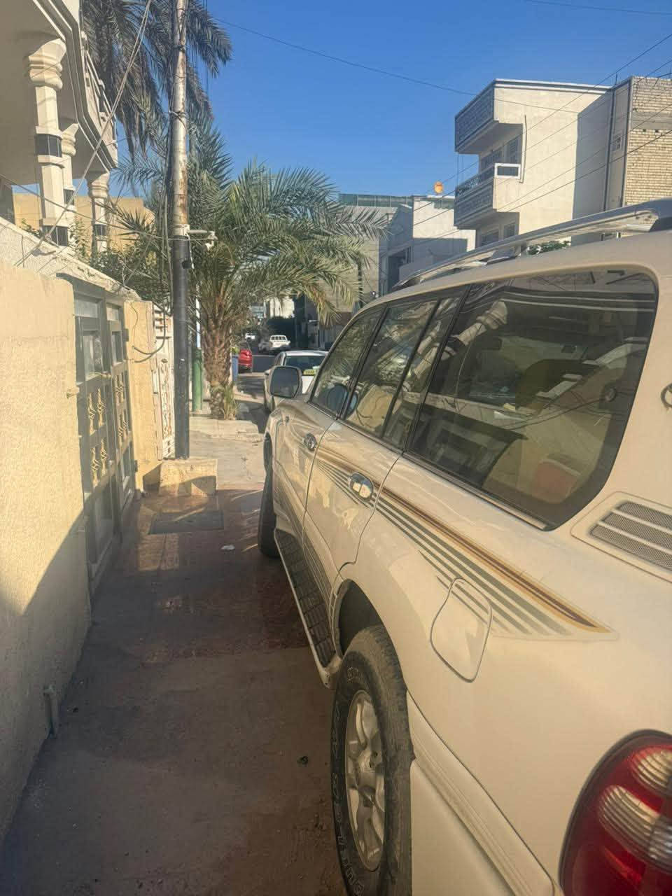 السلام عليكم لاند كروز للبيع موديل 2000 السياره كامله مكمله مناقصه اي شي بلاديه تبريد ثلج سياره كلش حلوووه مابيه صبغ السعر قفل ب150 والله العظيم صارت عليه فوك الدفترين بس متوازي على البيع مكان السياره الدوره شارع ابو الطياره رقم الهاتف *********** 
***********

