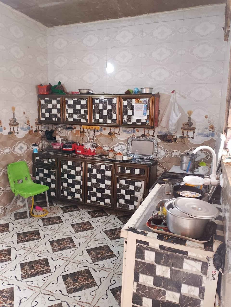 السلام عليكم بيت 200م لبيع بنزله ياسر اخليفه بشارع المختار ابو وسام واصله ماي وكهربأ ومجاري ونت امرقم من البلديه *********** السعر 38وبي مجال
