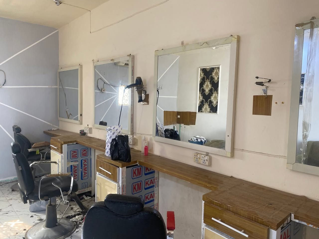 محل حلاقه للايجار
او تريده غير شي عادي ينشالن الغراض 

طول المحل ٦.٣٠ والعرض ٣.٣٠ 

مكان المحل السوير مقابيل الفرن القديم 

***********
