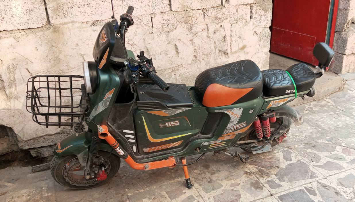 السلام عليكم دراجه شحن HIS. H900
معروفه مواصفاتها 
بيها اربع اشاير 
لايت امامي زنون او عادي 
لايت خلفي 
دبلات غاز 
درع مصد الضربات 
جنطه اماميه 
سله اماميه 
تجوه للراكب الخلفي 
بيه Rرجوع للخلف 
بريكات دهن دسك امامي وخلفي
الشاشه تقره 99 
حامل موبايل  
4 سرع بيهه 
بيهه بصمه  
او بيهه بصمه بلاديه 
بيهه مسجل  
بيهه جهاز انذار 
5بطاريات كبار الدبل من الشركه HIS
السعر 550وبيهه مجال
العنوان الزعفرانيه نهاية شارع معهد 
رقم:***********
