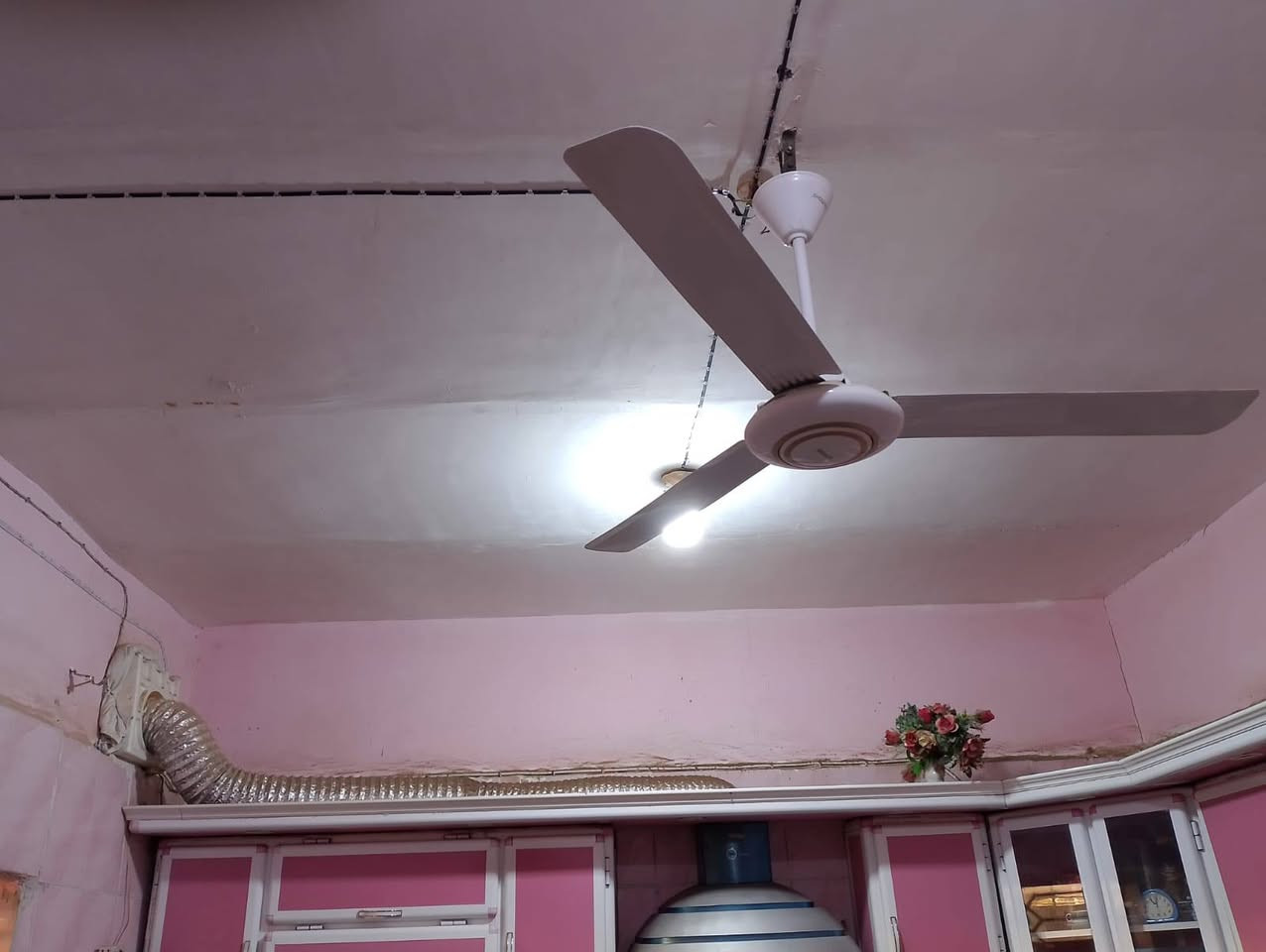 السلام عليكم 
بيت 200م طابو صرف مقابل ساحة خدمات 
في منطقة الجربوعية الثانية 
يتكون البيت من غرفتين وصالة 
 وستقبال ومطبخ وصحيات 
 داخليه وخارجيه وطارمه ومحل 
السعر 78 أي استفسار مراجعة مكتب 
الحي للعقارات والمقاولات العامة او الاتصال 
(***********) واتساب ملاحظة نسعى لخدمتكم ومستعدين لعروض عقاراتكم ونسوق حسب طلبكم
