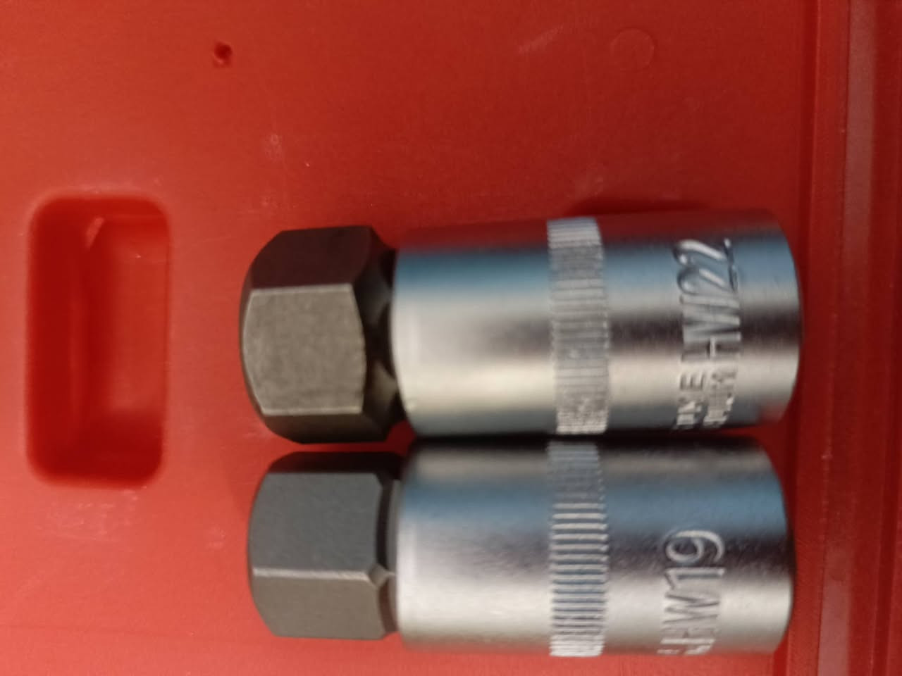 سيت النكي ١٢ قطعة من قياس 5 الى 22
 مجموعة مفكات ألن سداسية (Hex Bit Socket Set) مصنوعة من فولاذ الكروم والفاناديوم، وتأتي في علبة تخزين حمراء. 
المكونات: تتضمن المجموعة لقمًا سداسية بمقاسات مختلفة تتراوح عادة من HW5 إلى HW22. 
المواصفات: اللقم مصممة للاستخدام مع مفكات ذات مقبض مربع بحجم 1/2 بوصة (1/2" drive). 
المواد: مصنوعة من فولاذ الكروم والفاناديوم (Cr-V) لضمان القوة والمتانة ومقاومة التآكل. 
الاستخدام: تستخدم لربط وفك البراغي والمسامير ذات الرأس السداسي في أعمال الصيانة الميكانيكية والسيارات.


**إذا كنت صاحب هذا الإعلان وتريد حذفه لأي سبب، رجاءا أرسل رسالة إلى الدعم الفني**