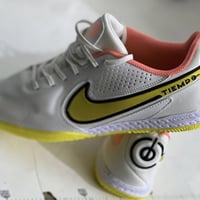 أبيض ٤٢ • أبيض ٤٣ • وردي ٤٤