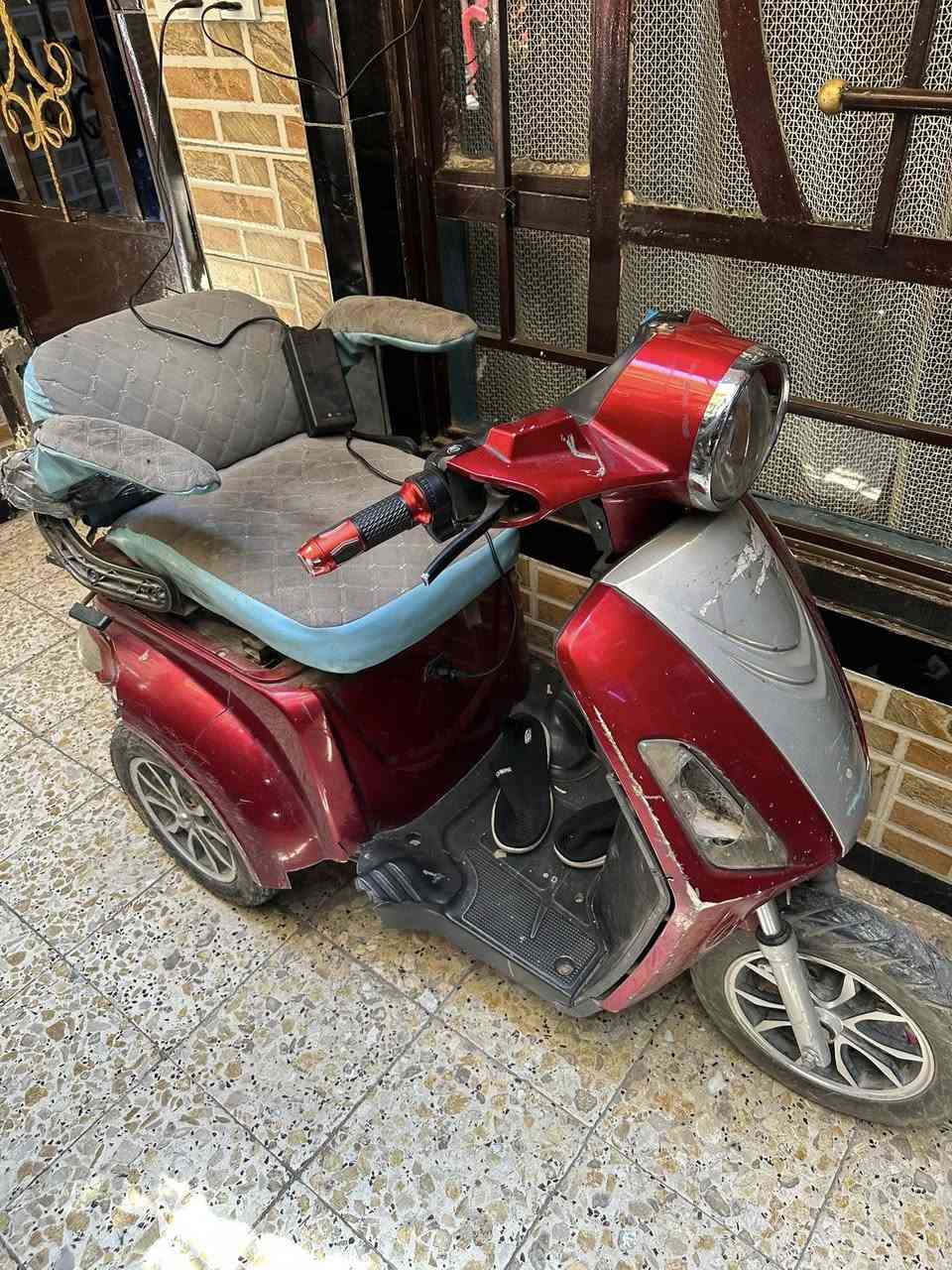 دراجه شحن خمسه بطاريه شغاله بدون بطاريات السعر ٢٠٠ بغدادمدينه الصدر***********
