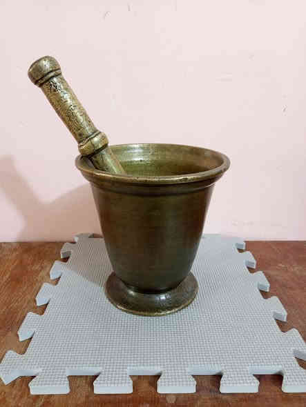 الأصلي هاون قديم جداً ارتفاع 18ونص سم واليده 30سم،
للبيع ‏‪***********‬‏ يوجد توصيل كافة المحافظات
