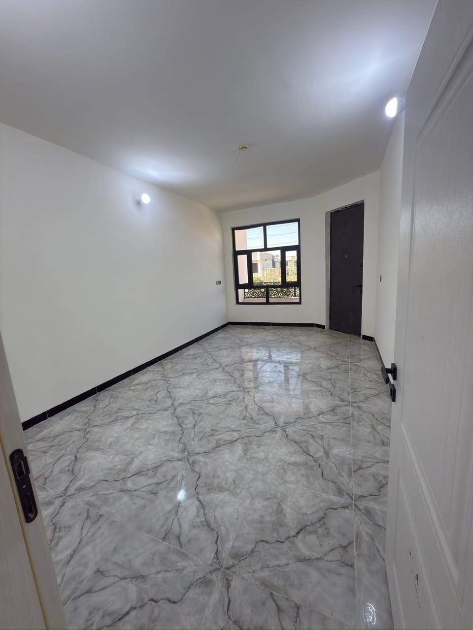 دار حديثة جاهزة للسكن
📍 الموقع: بعقوبة – تقاطع القدس – دور الزراعة الثالثه 

🏡 دار بطابع حديث وتشطيب فاخر – طابقين

في موقع مميز وخدمات مكتملة، دار سكنية جاهزة بدون أي أعمال إضافية، تصميم عملي وتشطيب نظيف مناسب للعوائل.

✨ تفاصيل العقار:

المساحة: 144 متر

طابقين بتوزيع مدروس

صالة استقبال واسعة مع مطبخ حار

3 غرف نوم مريحة

3 حمامات (داخلية وخارجية)

سطحين متعدد الاستخدام

💎 المواصفات:

بناء حديث جاهز للسكن فوراً

واجهة فوم تركي فخمة

أرضيات بورسلين راقية

سقوف بنقوش مغربية أنيقة

نظام كاميرات مراقبة

السعر :128 وقابل للتفاوض

⚡ الخدمات: ماء – كهرباء – مجاري – تبليط كامل

📄 طابو زراعي + سند 25

للأستفسار أكثر اتصل على الأرقام التالية او على الخاص 

ياسر فارس حسين  ***********

وسام اللهيبي  *********** 

مكتب الجزيرة لبيع وشراء الأراضي والدور السكنية
