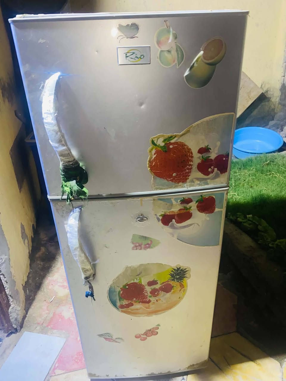 ثلاجه للبيع السعر 75 وبيها مجال شغاله شرط وتفليج
للتصال على 
الرقم ***********

