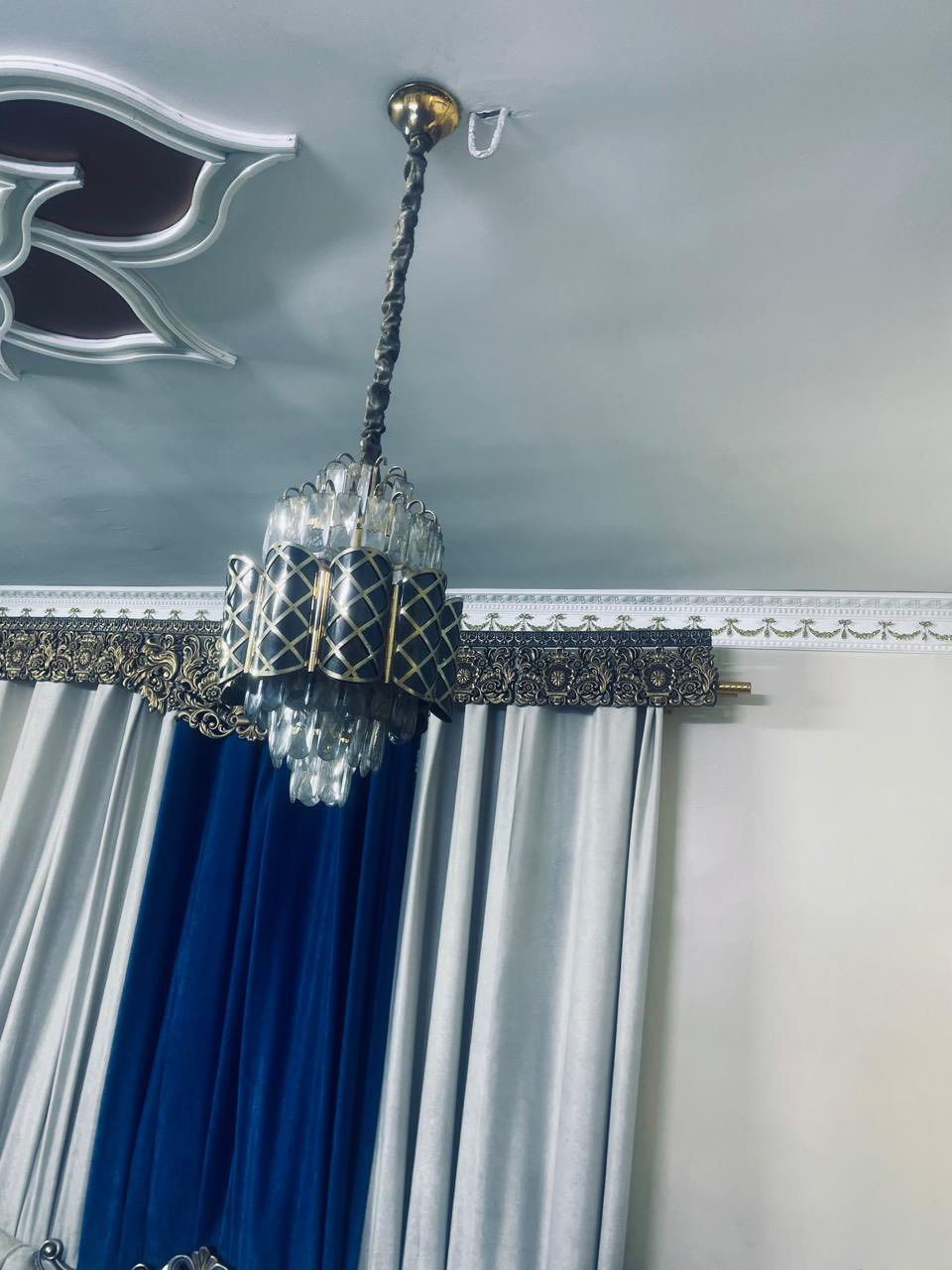 ثريات كلش حلوه مستعمله صار 3 اشهر انارته بالحقيقة احلى وثكيلة بعد بيه 3 الوان للاناره برتقالي فاتح اصفر وابيض ثلجي الوانهه مريحة للعين وجمالية سعر القطعه الي بالحايط 40الف وسقف 60 الف جدد قليل مستعمله


**إذا كنت صاحب هذا الإعلان وتريد حذفه لأي سبب، رجاءا أرسل رسالة إلى الدعم الفني**