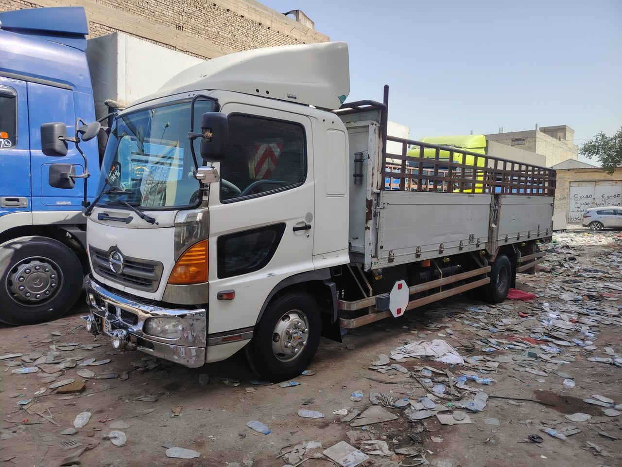 هينو شيطان سته وربع 2004 اصل بسمي رقم انكليزي جديد محجر جديد تخم تاير حداديه تبريد كهربائيات كله جديد السعر 250$وبيه مجال مكان الناصريه *********** ***********
